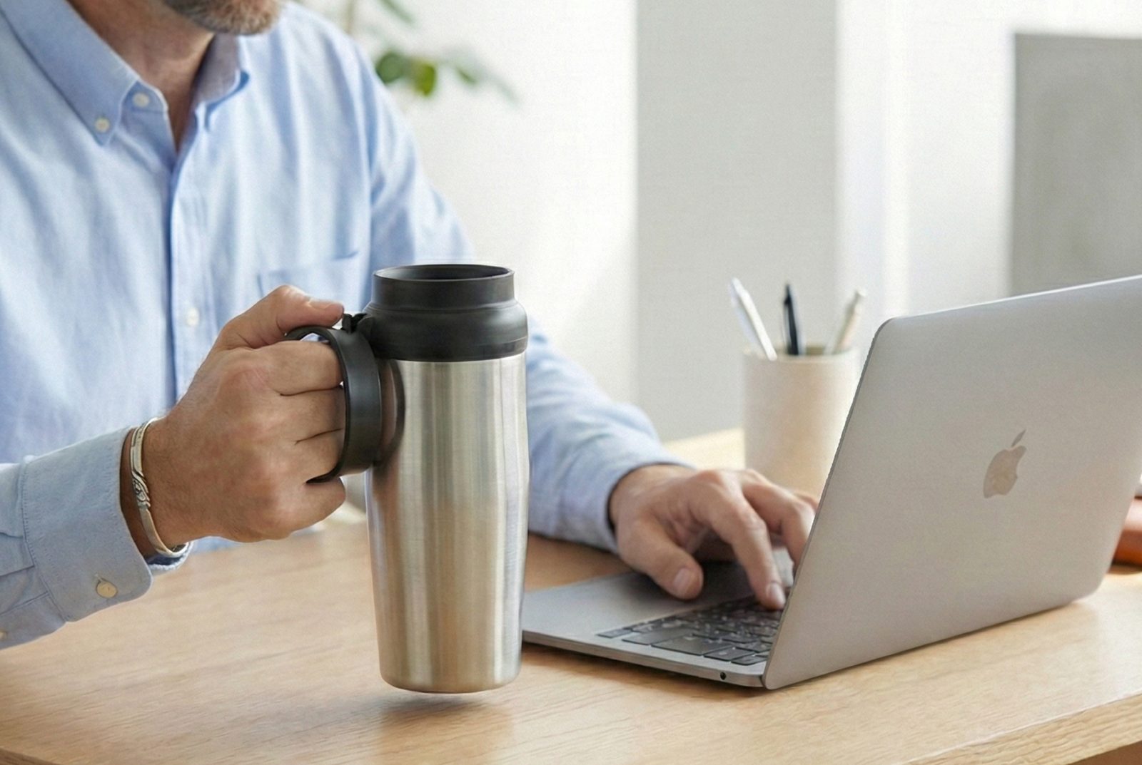 辦公桌上馬克杯模式的 Mug2go