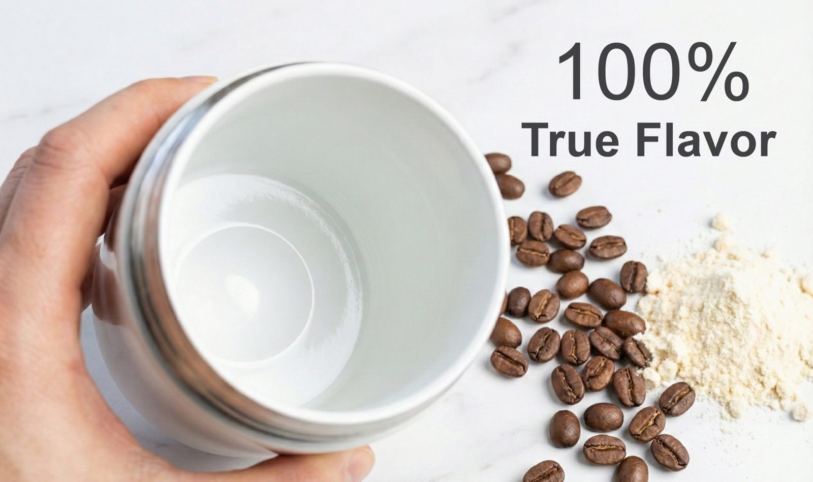 Mug2go 鏡面陶瓷內膽，旁邊放著咖啡豆