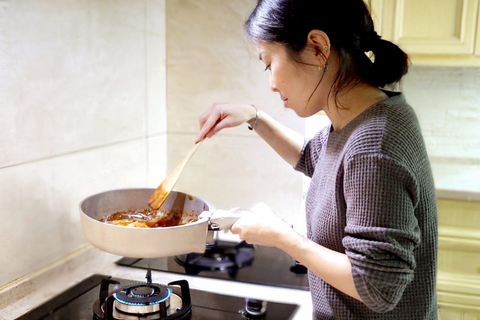 在瓦斯爐上用奶油色好站鍋煮飯